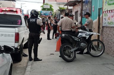 Tres hombres fueron asesinados a tiros dentro de un taller de fibra y pintura de vehiculos en el barrio Altamira, de Manta.