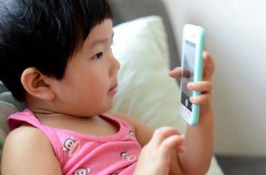 China plantea que menores utilicen celulares máximo dos horas diarias