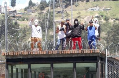 Policías y guías penitenciarios siguen retenidos en la cárcel de Turi