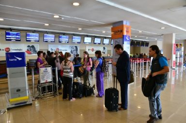Los viajeros que llegan vía aérea a Ecuador podrán adquirir e ingresar al país con más productos sin pagar impuestos.