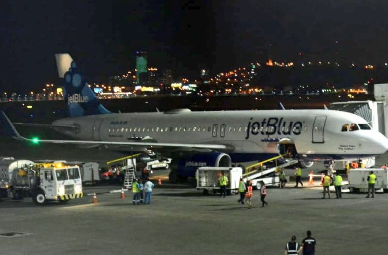 Ocho personas de un vuelo de la aerolínea JetBlue, procedente de Guayaquil, Ecuador, fueron hospitalizadas en Estados Unidos.