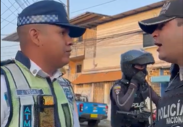 Un agende de tránsito y un policía protagonizan discusión en medio de accidente