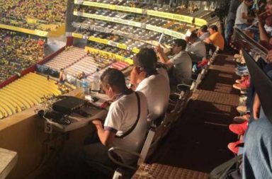 El partido entre Barcelona y Liga de Quito tuvo dos protagonistas, pero fuera de la cancha. Se trató de dos periodistas deportivos.