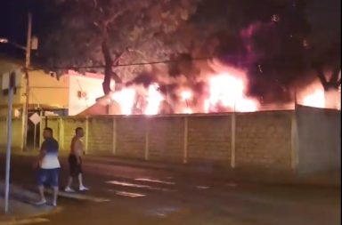 Un gran incendio se registró la noche de este martes 26 de septiembre del 2023 en Portoviejo, capital de los manabitas.