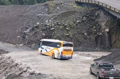Un bus de la cooperativa Baños quedó atrapado en medio de un río con todos sus pasajeros a bordo, informaron las autoridades.