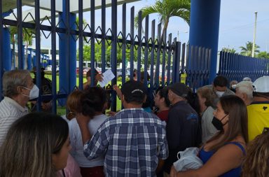 Una manifestación frente a Solca y el cierre del paso Lateral de Portoviejo se registra este martes 12 de septiembre del 2023.