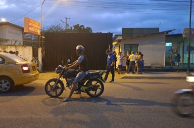 Un estudiante de colegio se convirtió en la víctima colateral de un ataque armado perpetrado por dos sicarios.