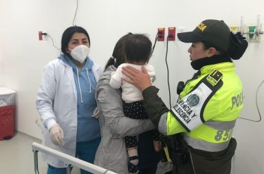 Deja a su hija en el carro para irse de fiesta con un amigo