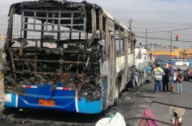 Bus quemado en Guayaquil.