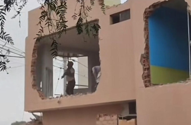 Mujer destruye casa que construyó en el terreno de su exsuegro