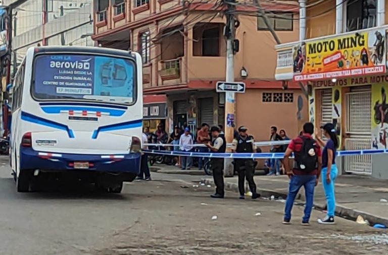 Un muerto y dos heridos deja ataque en un bus de transporte urbano