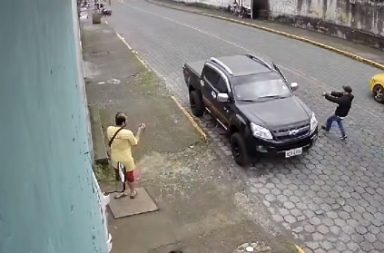 Un hombre fue atacado por dos sacapintas en Santo Domingo
