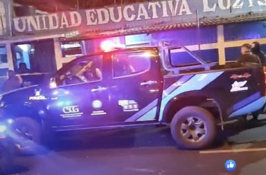 Al interior de una escuela, ubicada en el sur de Guayaquil, delincuentes que andaban en motocicletas lanzaron una bomba.