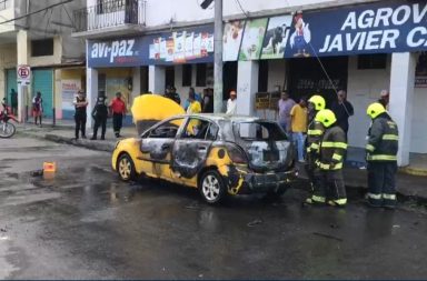 Reportan varios vehículos quemados en diferentes partes de Esmeraldas