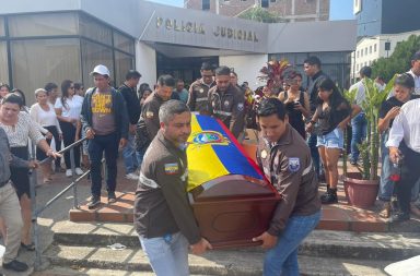 Hasta las instalaciones de la Policía Judicial (PJ), en Portoviejo, Manabí, llevaron los restos de Michael Zambrano Calderón.