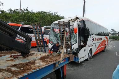 Un bus de la cooperativa Coactur que cubría la ruta Quito-Manta sufrió un accidente la tarde de este jueves 19 de octubre de 2023.