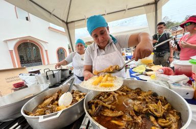 Alrededor de 30 emprendedores gastronómicos participan en el sexto festival del sabroso seco de gallina criolla.