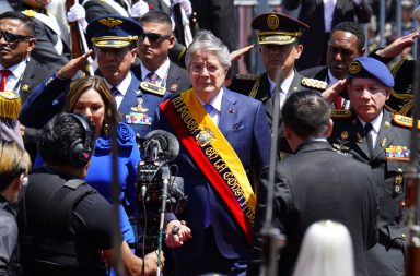 Gritaban "fuera Lasso" a la llegada y salida del expresidente