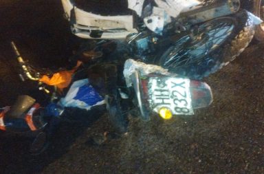 Motociclista muere al impactarse con el carro de un policía