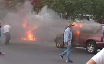Se incendian dos vehículos estacionados en los bajos del edificio de la CNEL, en Manta
