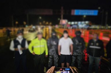 Policía de Ecuador entregó a las autoridades de Colombia a alias 'Satanás'