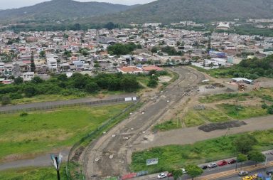 La ejecución del contrato de la Vía Transversal 1 (VT1), que atraviesa la pista del exaeropuerto Reales Tamarindos se le está yendo de las manos al Municipio de Portoviejo.