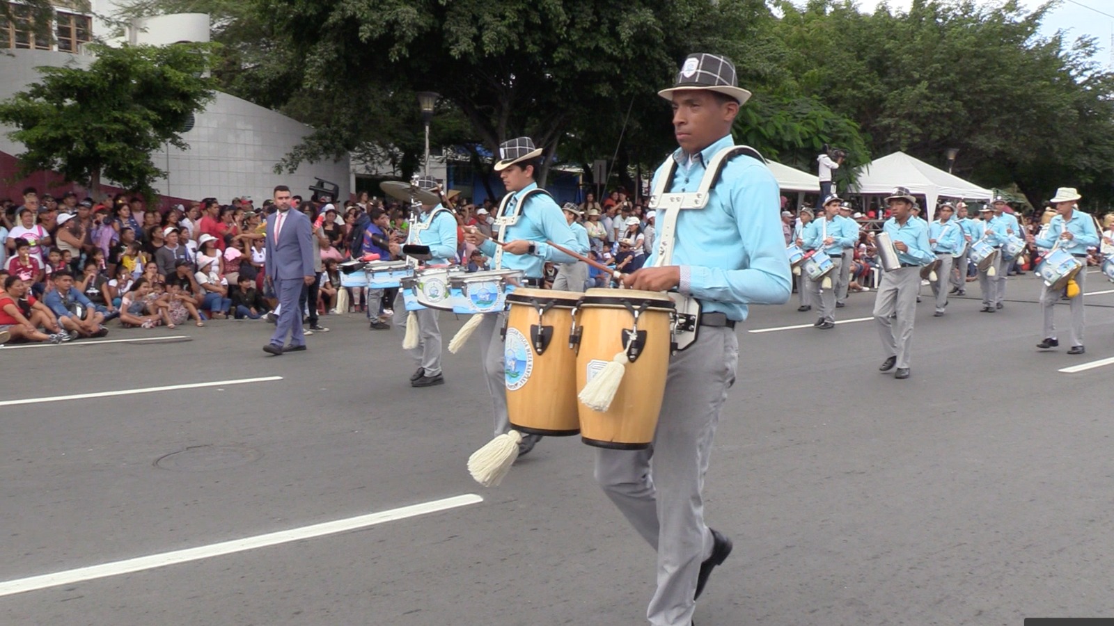 Diferentes instituciones rindieron homenaje a Manta durante el desfile