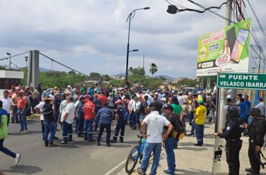 Obreros del Consejo Provincial de Manabí vuelven a protestar.