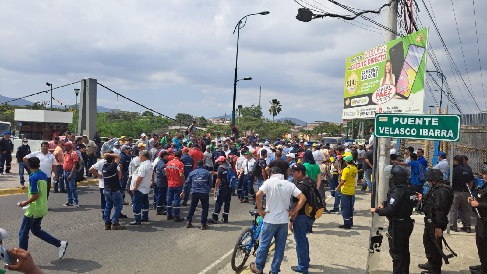 Obreros del Consejo Provincial de Manabí vuelven a protestar.