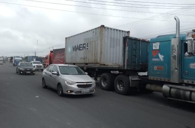 Grupos de transportistas pesados cerraron vías estatales en dos provincias del país exigiendo mayor seguridad.