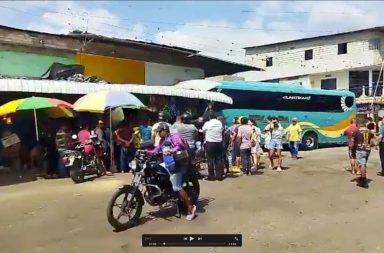 Un bus de servicio interprovincial chocó contra un local comercial de la Bahía Popular en el cantón Jipijapa.