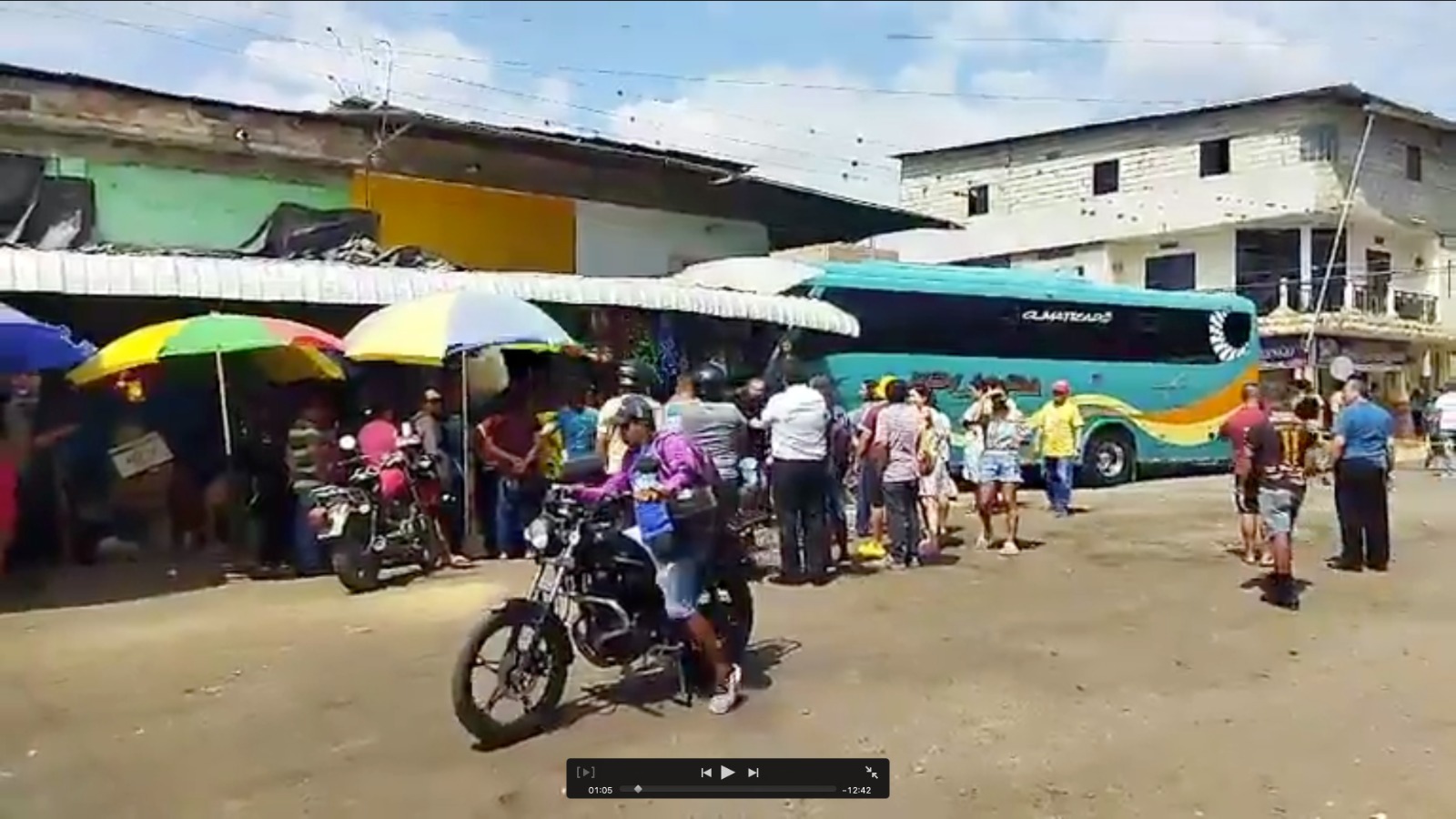 Un bus de servicio interprovincial chocó contra un local comercial de la Bahía Popular en el cantón Jipijapa.