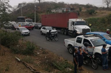 El tránsito vehicular en la vía Jipijapa-Guayaquil está cerrado y recién en la tarde se sabrá si se abre el paso o no.