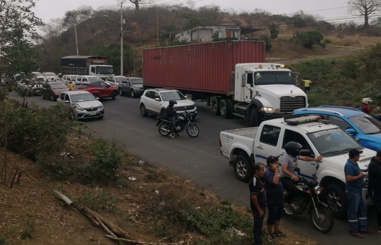 El tránsito vehicular en la vía Jipijapa-Guayaquil está cerrado y recién en la tarde se sabrá si se abre el paso o no.