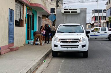 A plena luz del día y a dos cuadras de una unidad educativa asesinaron al propietario de una tapicería, en Manta.