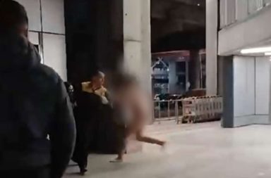Varios pasajeros del Aeropuerto de Santiago de Chile vivieron momentos de angustia con una mujer que apareció desnuda.