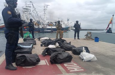 Alrededor de dos toneladas de droga incautó personal de la Armada del Ecuador durante un operativo en altamar.