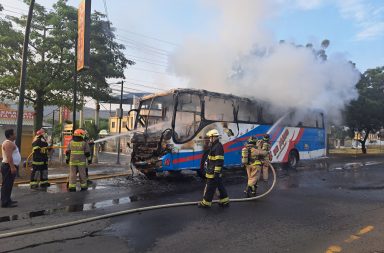 Un bus que iba con pasajeros se incendió en Portoviejo