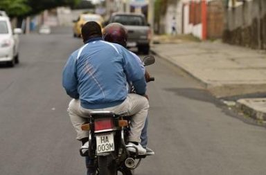 El Municipio de Manta busca retomar la ordenanza que regula la circulación de dos hombres en una misma motocicleta.