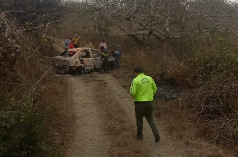 Un carro incinerado junto a dos cadáveres fueron encontrados en una vía de tercer orden en el Bajo 3, del cantón Montecristi.