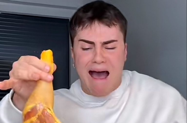 Siente asco al despresar un pollo por primera vez y se hace viral