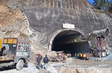 41 trabajadores están atrapados desde hace diez días en un túnel en India