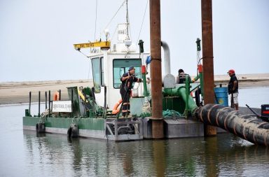 Draga en el río Portoviejo