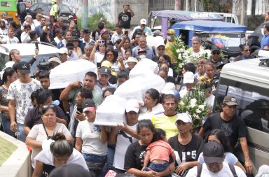 Se realizó el sepelio de los cuatro niños asesinados en el Guasmo Sur de Guayaquil
