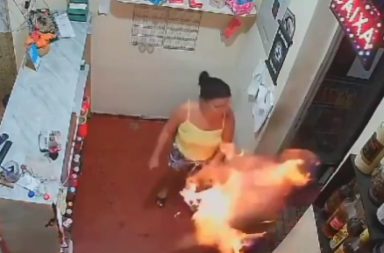 Una mujer, de 45 años, le prendió fuego a su marido, de 50 años, en un establecimiento comercial en Río de Janeiro, Brasil.