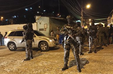 Enfrentamientos armados y carros incinerados en Esmeraldas