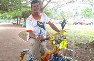 El hombre "más navideño" de Manabí viaja en bicicleta