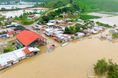 Más de 400 damnificados dejó el desbordamiento de varios ríos y riachuelos en el cantón Muisne, en Esmeraldas.