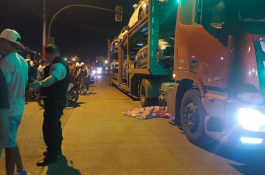 Mujer muere tras ser arrollada por dos vehículos entre ellos un tráiler