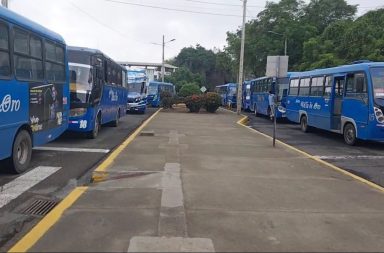 Dueños de buses urbanos realizan plantón en Jipijapa